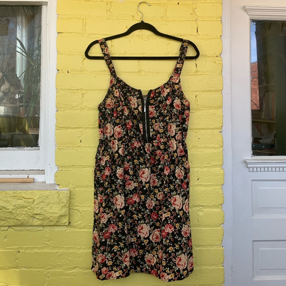 Floral mini dress w/ elastic waist & zip front 🐞